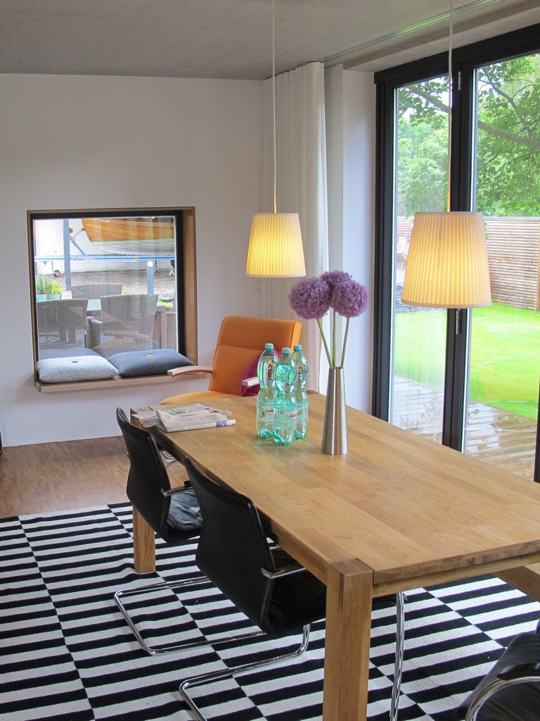 Essbereich mit großer Glasfront zum Garten