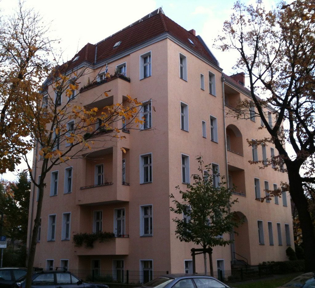 Sanierter Gründerzeitaltbau in Steglitz mit Balkonen, Herbstbäume davor