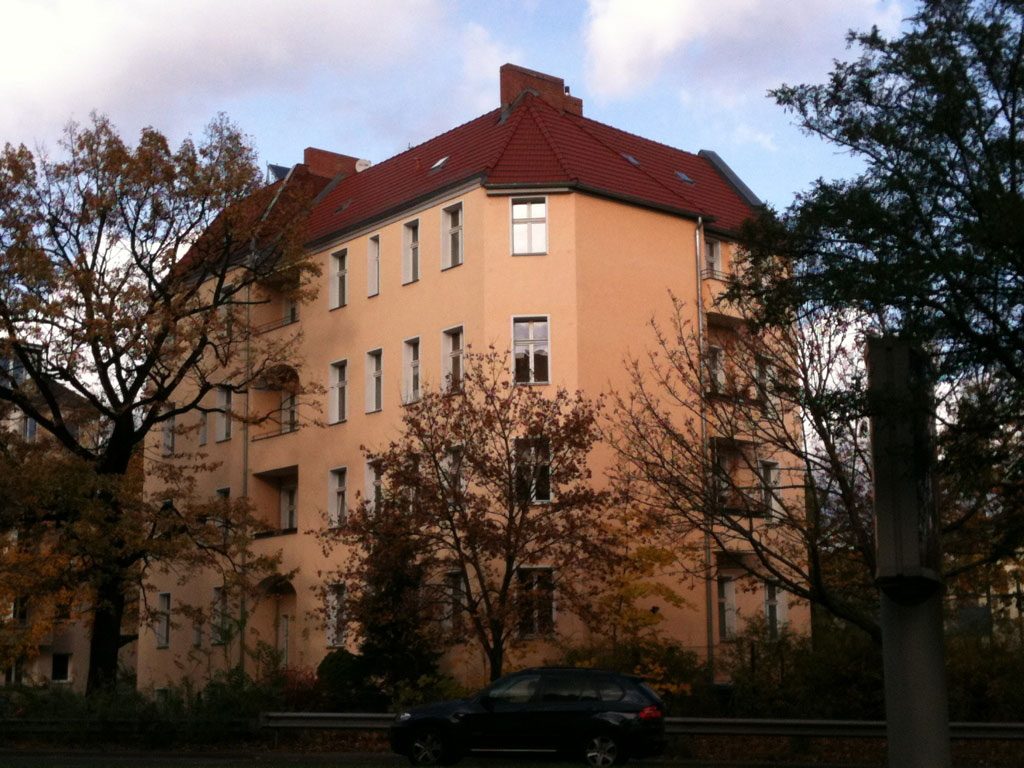 Südansicht des frei stehenden Altbaus