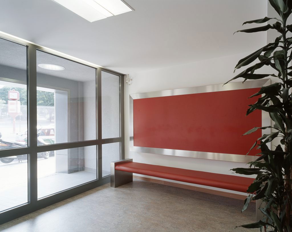 Eingangsbereich mit roter Wartebank