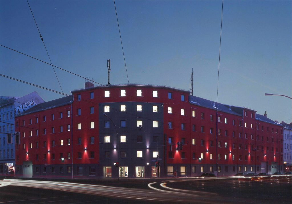 Das Gebäude in der Abenddämmerung mit beleuchteten Fenstern