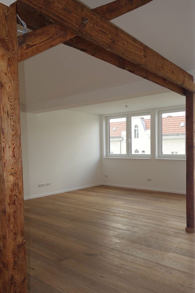 Wohnraum mit historischem Holztragwerk und Dielenboden