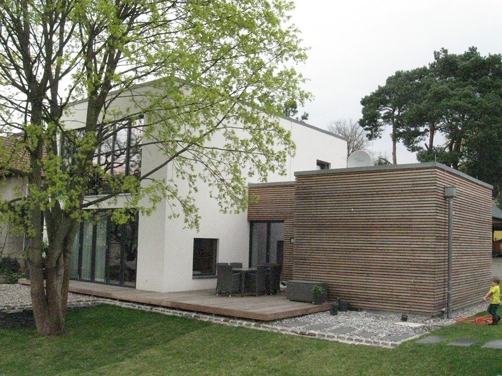 Gartenseite mit Terrasse
