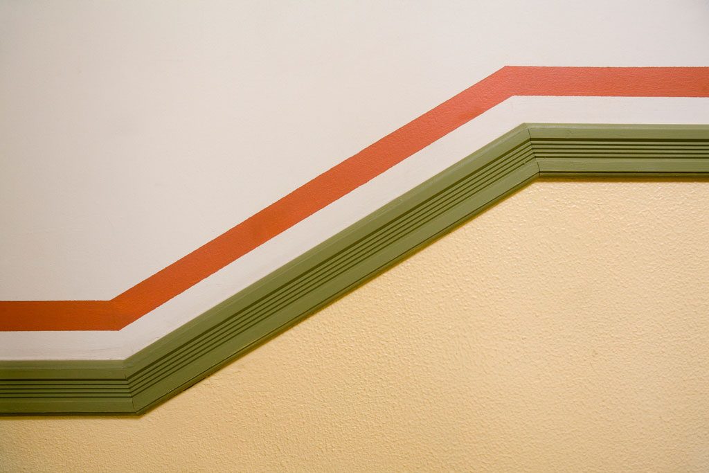 Detail der Farbbänder im Treppenhaus
