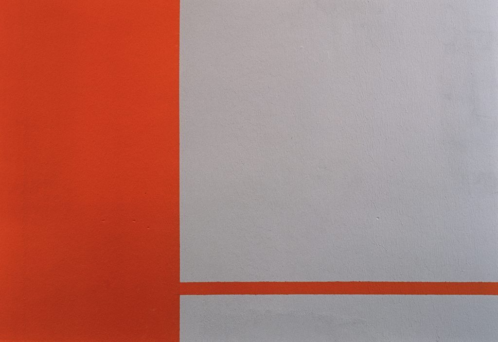 Detail des roten Fadens an der Flurwand