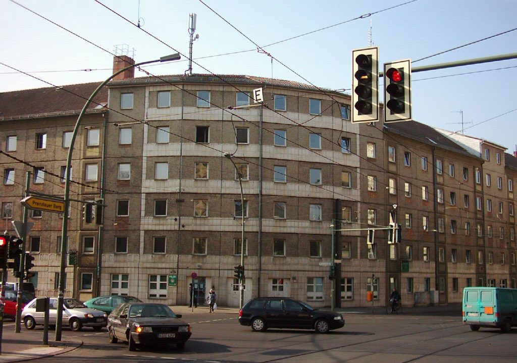 Das Gebäude vor dem Umbau: unsanierte Plattenbaufassade