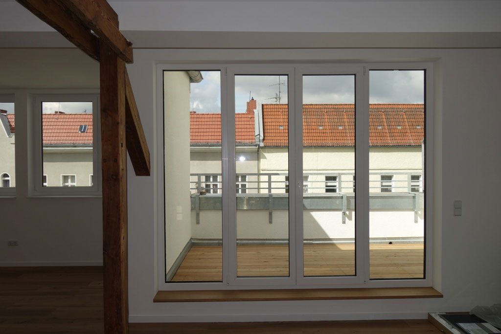Wohnraum mit Ausgang zur Dachterrasse über den Dächern von Moabit