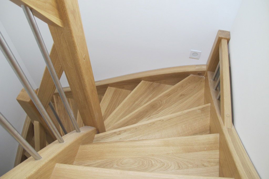 Holztreppe der Maisonette-Wohnung